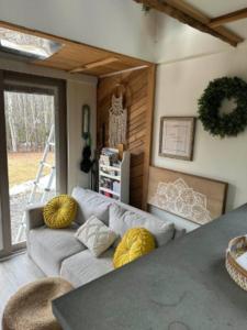 Posezení v ubytování The Coziest Tiny Home with Mini Cows and Horses