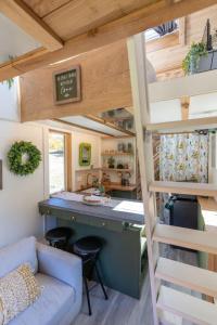 Kuchyň nebo kuchyňský kout v ubytování The Coziest Tiny Home with Mini Cows and Horses