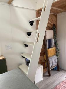 Postel nebo postele na pokoji v ubytování The Coziest Tiny Home with Mini Cows and Horses + 35 fotografií