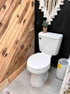 Koupelna v ubytování The Coziest Tiny Home with Mini Cows and Horses