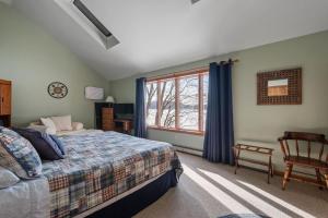 Ένα ή περισσότερα κρεβάτια σε δωμάτιο στο Scenic LAKEFRONT 5BR with Dock Kayaks and Firepit