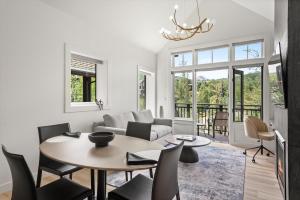 Ruang duduk di Skyline Loft Reimagined Snowmass Luxury