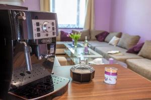 - Cafetera en la mesa de la sala de estar en Apartmány Vojtěška, en Loučná nad Desnou