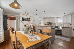 Kuchyň nebo kuchyňský kout v ubytování Cozy Newly Renovated 1BR on a Horse Farm + 23 fotografií