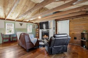 Posezení v ubytování 1BR on Historic Working Horse Farm