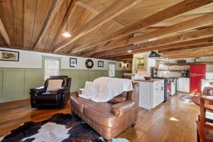 Kuchyň nebo kuchyňský kout v ubytování 1BR on Historic Working Horse Farm + 23 fotografií