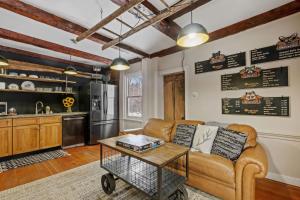 Kuchyň nebo kuchyňský kout v ubytování COZY 1BDR on Working Farm Mini Cows w Soaking Tub