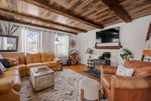 TV a/nebo společenská místnost v ubytování COZY 1BDR on Working Farm Mini Cows w Soaking Tub