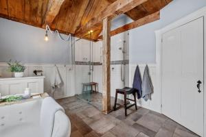 Koupelna v ubytování COZY 1BDR on Working Farm Mini Cows w Soaking Tub + 40 fotografií