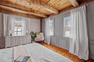 Postel nebo postele na pokoji v ubytování COZY 1BDR on Working Farm Mini Cows w Soaking Tub