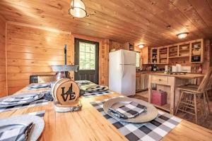 Köök või kööginurk majutusasutuses Rustic 3BR Cabin OFF-GRID Cabin +44 fotot