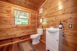 Vannituba majutusasutuses Rustic 3BR Cabin OFF-GRID Cabin