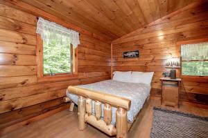 Voodi või voodid majutusasutuse Rustic 3BR Cabin OFF-GRID Cabin toas