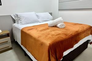 Un dormitorio con una cama con dos toallas encima. en Studio Encanto no Santa Maria., en Uberlândia 41 fotos más