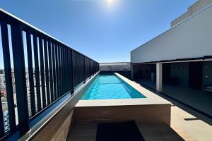 una piscina en la azotea de un edificio en Studio Encanto no Santa Maria., en Uberlândia