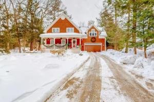 ein Haus im Schnee mit Auffahrt in der Unterkunft Bright and Cozy Studio w Hot Tub Walk to Lake in Wolfeboro