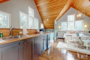 eine Küche mit Spüle und Tisch in einem Zimmer in der Unterkunft Bright and Cozy Studio w Hot Tub Walk to Lake in Wolfeboro