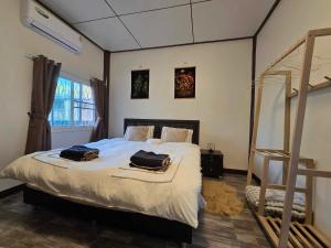 Ένα ή περισσότερα κρεβάτια σε δωμάτιο στο Hua Hin House