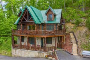 ein Holzhaus mit Gründach und Balkon in der Unterkunft Heavenly Homestead by American Patriot Getaways in Park Settlement