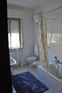uma casa de banho com uma banheira, um WC e um lavatório. em Marche Hills em Morrovalle