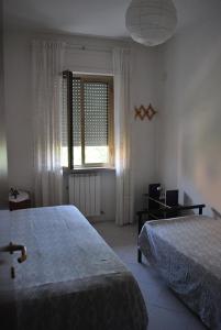 - une chambre avec 2 lits et une fenêtre dans l'établissement Marche Hills, à Morrovalle