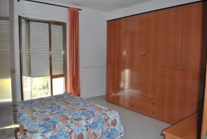 - une chambre avec un lit, une commode et une fenêtre dans l'établissement Marche Hills, à Morrovalle