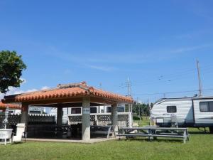 ein Pavillon mit Picknicktisch und Anhänger in der Unterkunft Umisora Resort Uminoie - Vacation STAY 92021v in Tokeshi