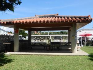 ein Pavillon mit Picknicktisch und Sonnenschirm in der Unterkunft Umisora Resort Uminoie - Vacation STAY 92021v in Tokeshi
