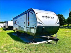 ein blau-weißer Anhänger auf einem Feld in der Unterkunft Umisora Resort Uminoie - Vacation STAY 92021v in Tokeshi