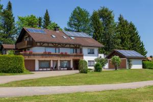 ein Haus mit Sonnenkollektoren auf dem Dach in der Unterkunft Haus Thomann in Höchenschwand