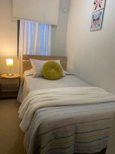 เตียงในห้องที่ Bonito y acogedor departamento