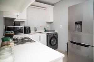 Køkken eller tekøkken på Cosy Private cottages 3 bedroom salt pool DSTV