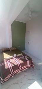Un dormitorio con una cama con una manta a rayas. en Adonai Copacabana 01, en Río de Janeiro