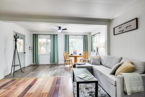 una sala de estar con un sofá y una mesa en Woodsy and Charming! Tiny Cottage with Yard in Pelkie, en White 16 fotos más