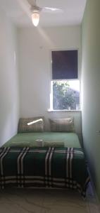 Un dormitorio con una cama en una habitación con ventana. en Adonai Copacabana 01, en Río de Janeiro