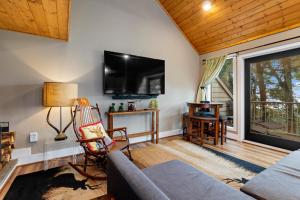 ein Wohnzimmer mit Sofa und Fernseher in der Unterkunft Eagles Court 42 With Wintergreen Advantage in Roseland