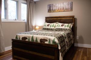 ein Schlafzimmer mit einem Bett mit einer grünen und weißen Decke in der Unterkunft Eagles Court 42 With Wintergreen Advantage in Roseland