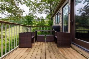 eine Veranda mit Stühlen und einem Tisch auf einer Terrasse in der Unterkunft Eagles Court 42 With Wintergreen Advantage in Roseland