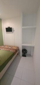 Un dormitorio con una cama y un escritorio. en Adonai Copacabana 01, en Río de Janeiro