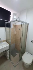 Un baño con ducha, inodoro y lavabo. en Adonai Copacabana 01, en Río de Janeiro 5 fotos más