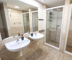 een badkamer met twee wastafels en een douche bij Horská chata Medika in Horní Maršov +21 foto's