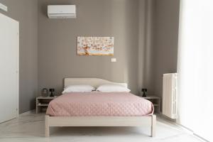 a bedroom with a bed and a painting on the wall at Domus Aurea in Termoli