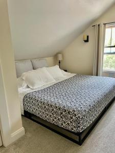 a bedroom with a bed in a room at The Lookout - Spacious Apartment in Superb Location in Burlington