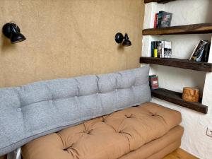 a couch sitting in a living room next to a wall at Galeriewohnung Alte Post in Pronsfeld