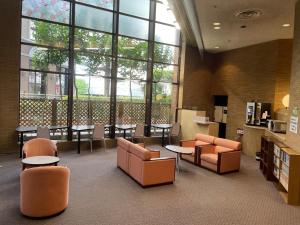 米子市にあるSmile Hotel Yonago - Vacation STAY 97649vの大きな窓のある図書室(椅子、テーブル付)