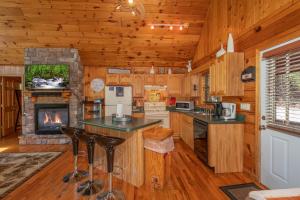 Dapur atau dapur kecil di Hello Dolly by American Patriot Getaways