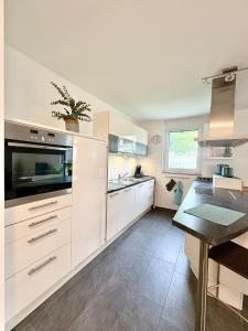 Köök või kööginurk majutusasutuses Familienfreundliche Ferienwohnung mit Garten in Moos Weiler am Bodensee +2 fotot