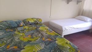 pokój z łóżkiem i łóżkiem i łóżkiem i łóżkiem w obiekcie Beach House - Mar de Taganga w mieście Taganga
