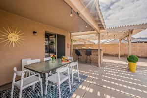 Patio nebo venkovní prostory v ubytování Peoria Desert Oasis W Pool & Bbq Summer Getaway