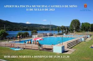 a large swimming pool with people sitting around it at O Recuncho do Lito in Prado